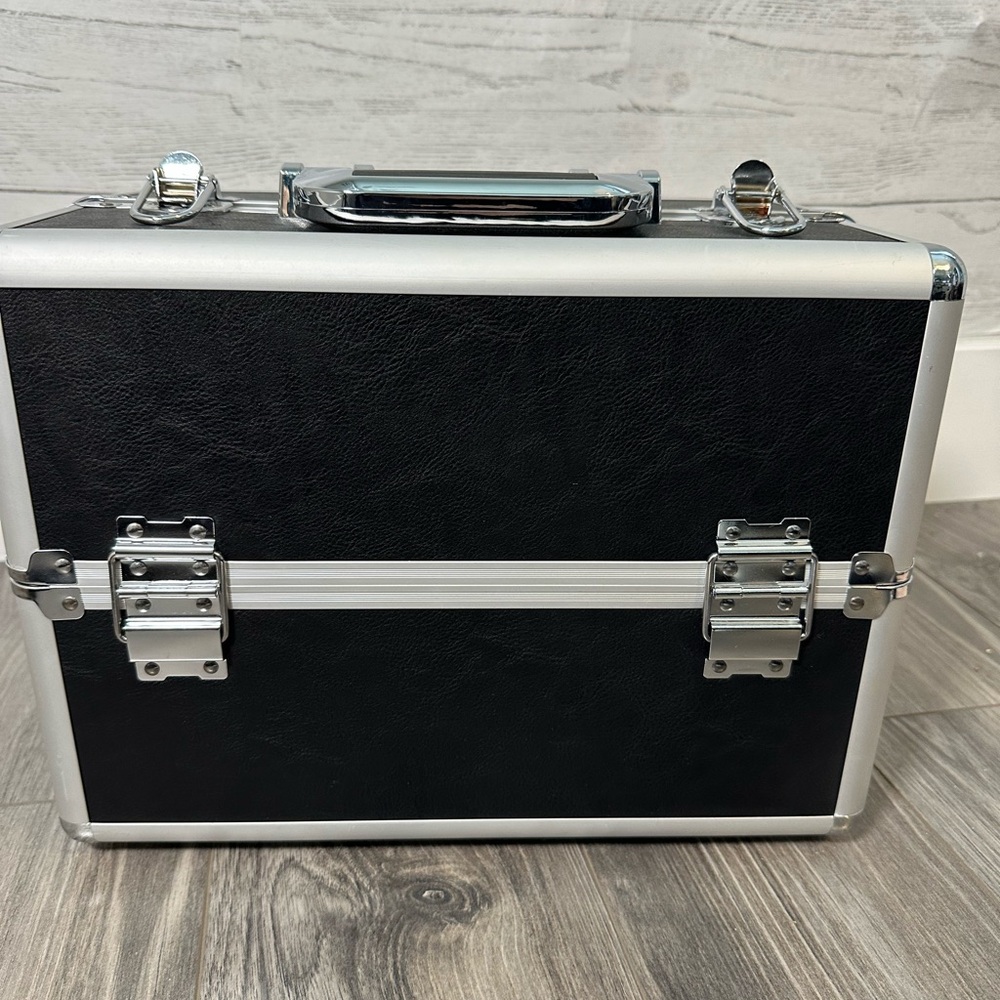 Arbonne professional locking makeup case - Picture 4 of 13